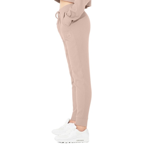 ❌SOLD❌ NWOT Alo Yoga Muse Sweatpant in Dusty Pink - Picture 2 of 8